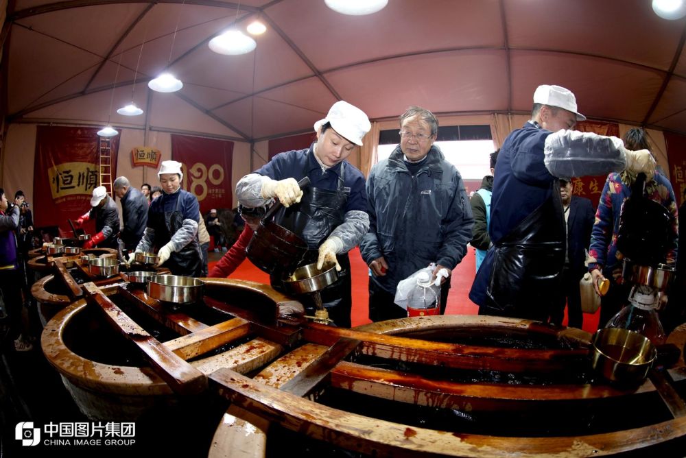 2020恒顺味道酱醋文化节打酱油现场。1